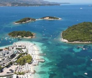 Pamje panoramike me dron e ishujve të Ksamilit në Shqipëri